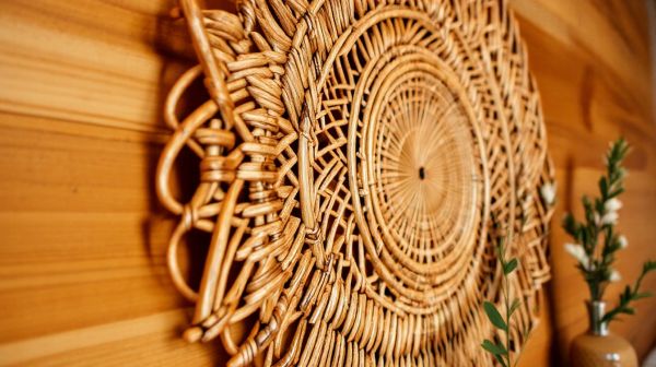 Idées créatives pour une décoration murale avec du rotin